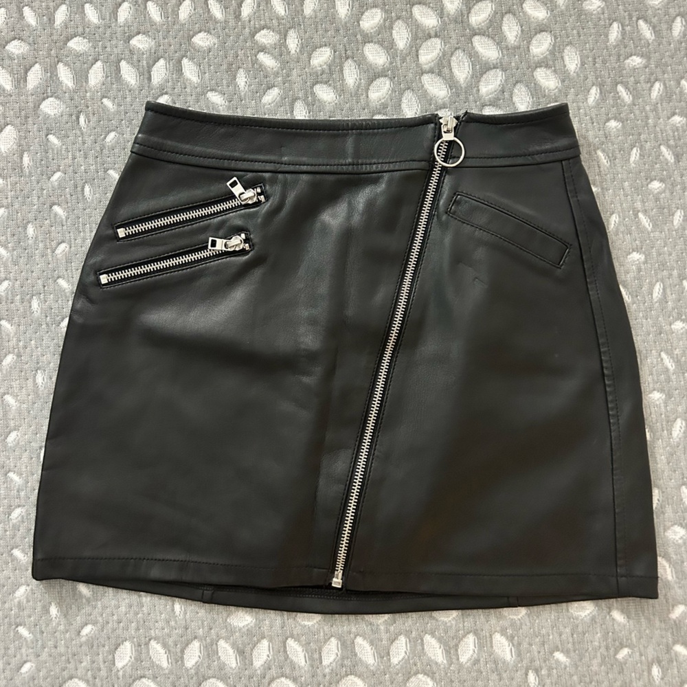 Express black faux leather skirt. Size 00. Zipper details with fleece interior